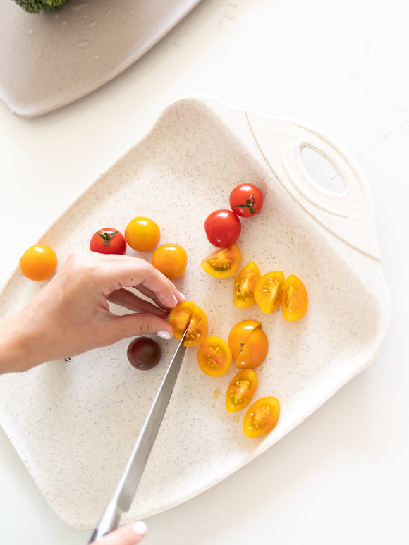 LARGE CHOP & SCOOP CUTTING BOARD, FLAX